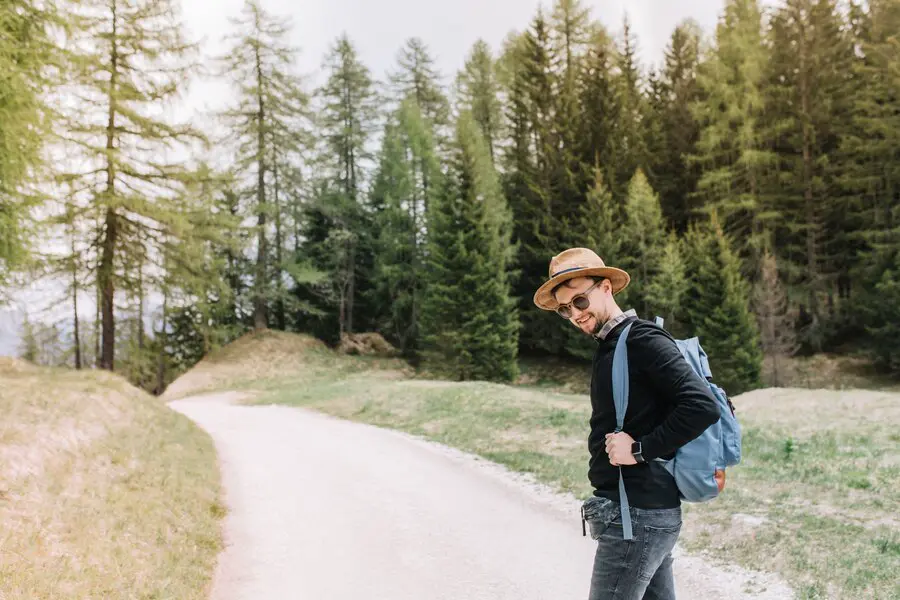 topi hiking