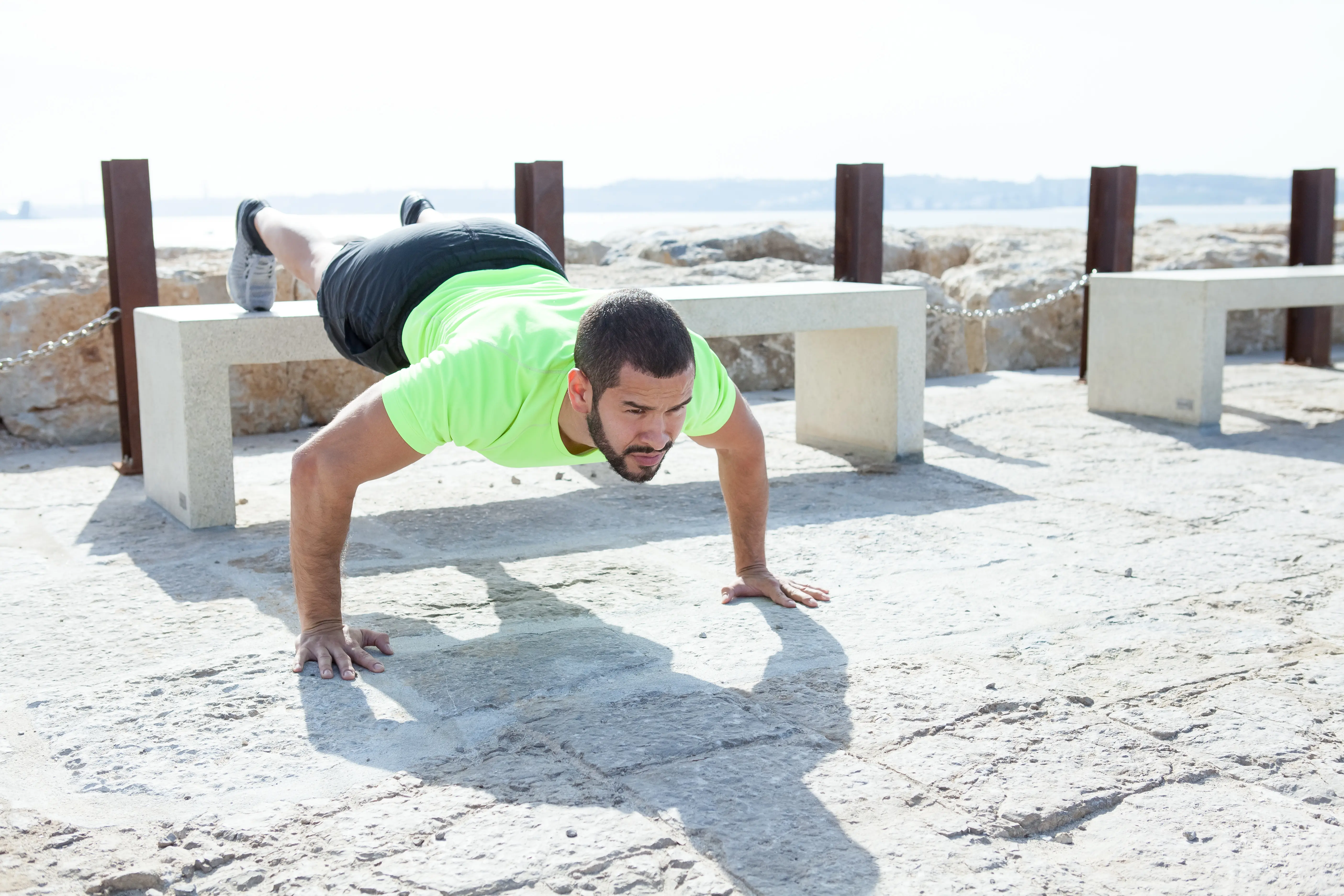 Mengenal Decline Push Up, Gerakan Ampuh Bentuk Otot Bahu & Dada