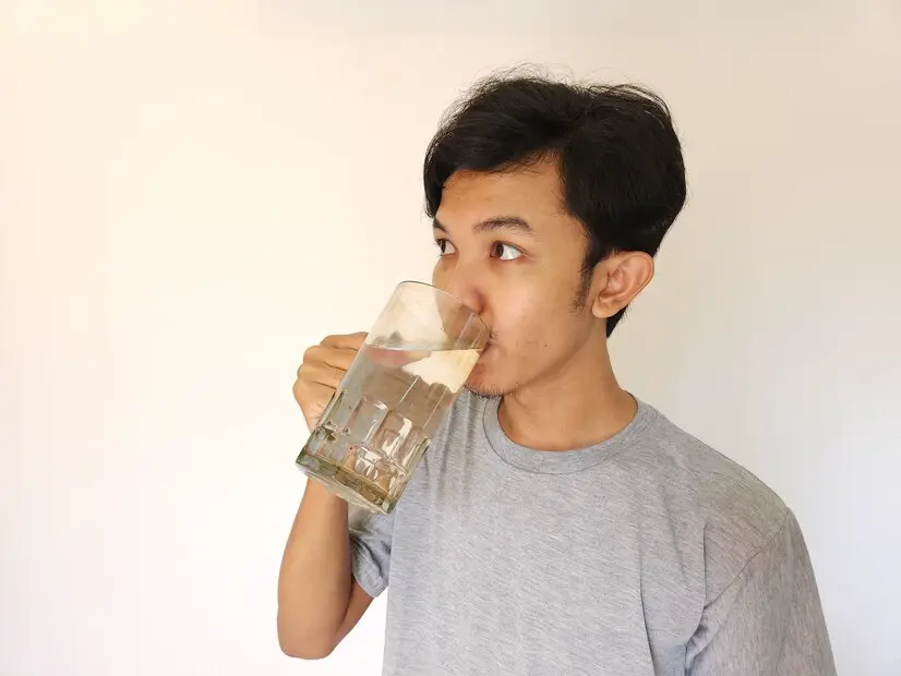 Minum Air yang Cukup untuk Memanjangkan Rambut Cowok