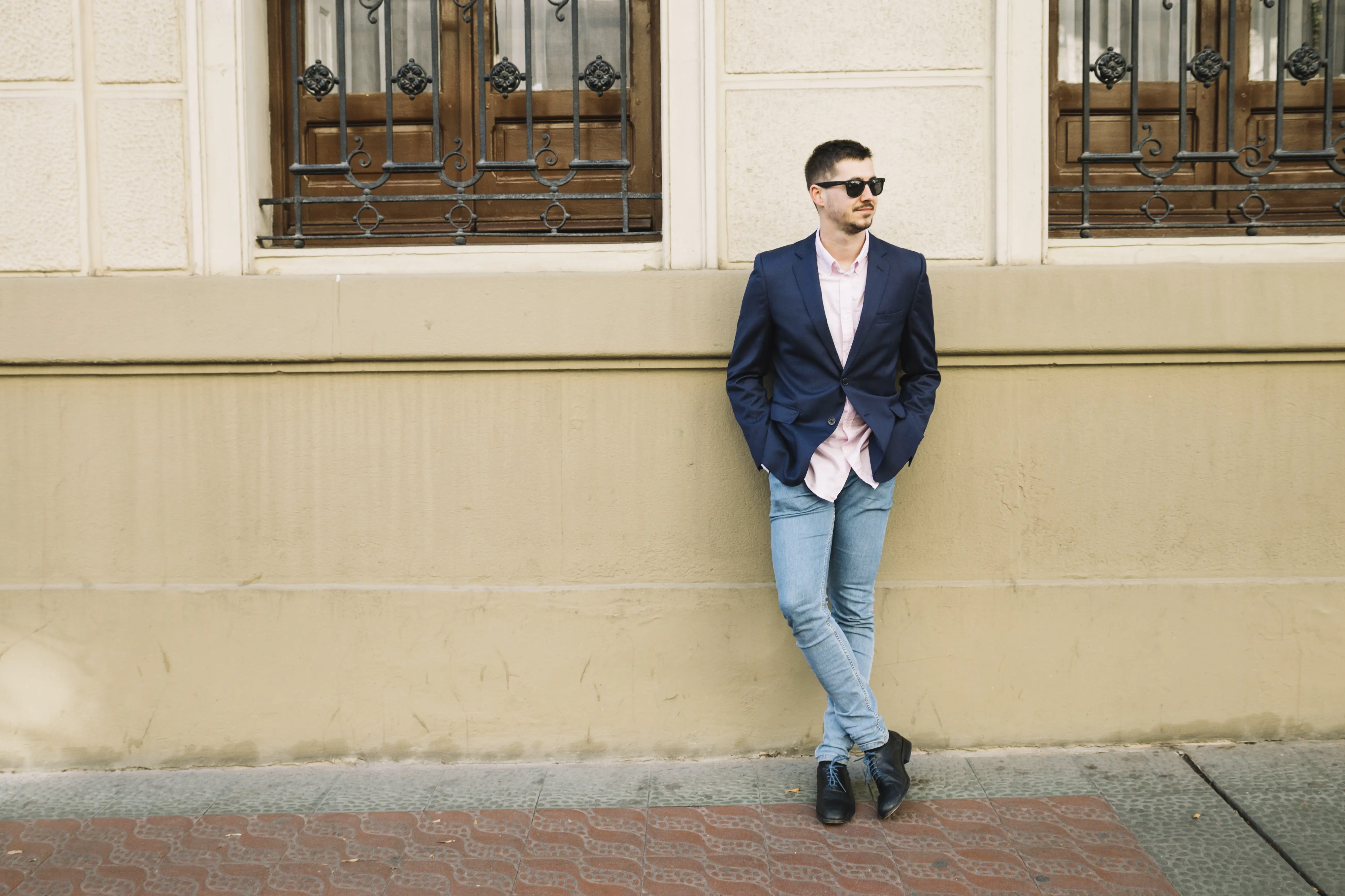 Outfit smart casual untuk acara semi formal