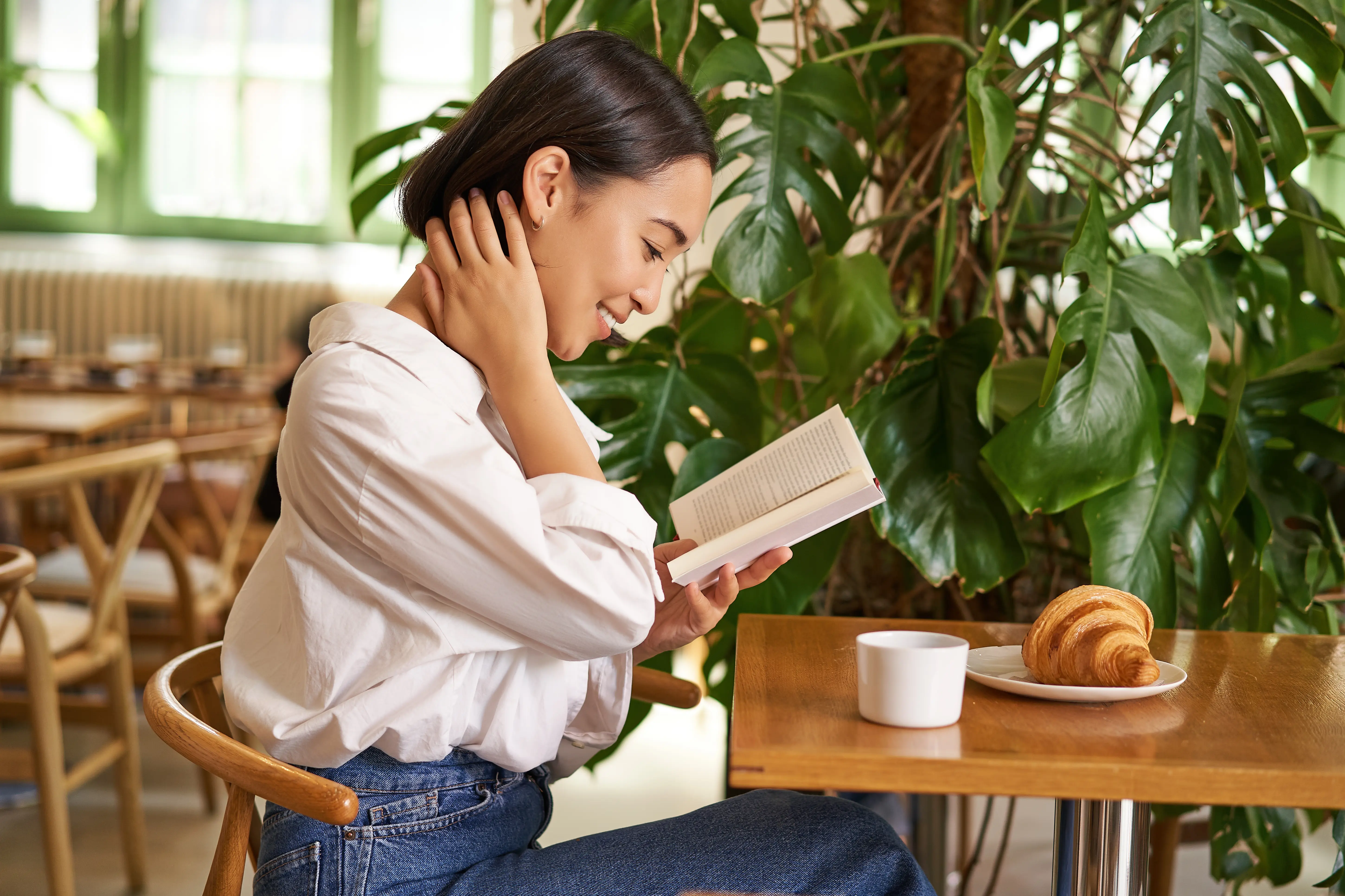 Cewek introvert baca buku di kafe