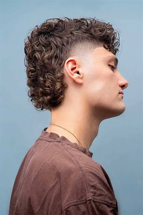 Gaya Rambut Curly Mohawk