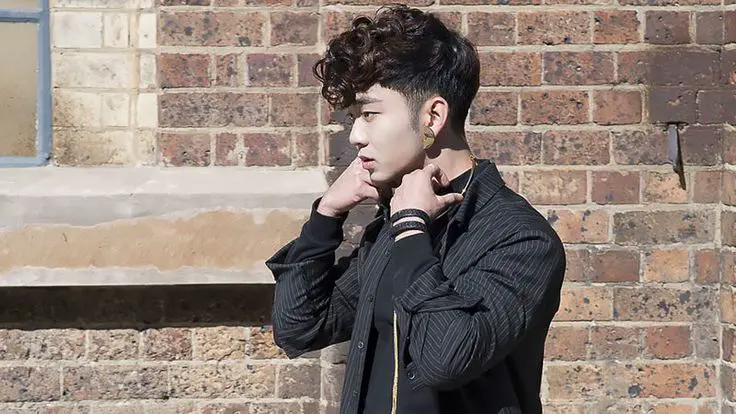 Gaya Rambut Curly Pompadour